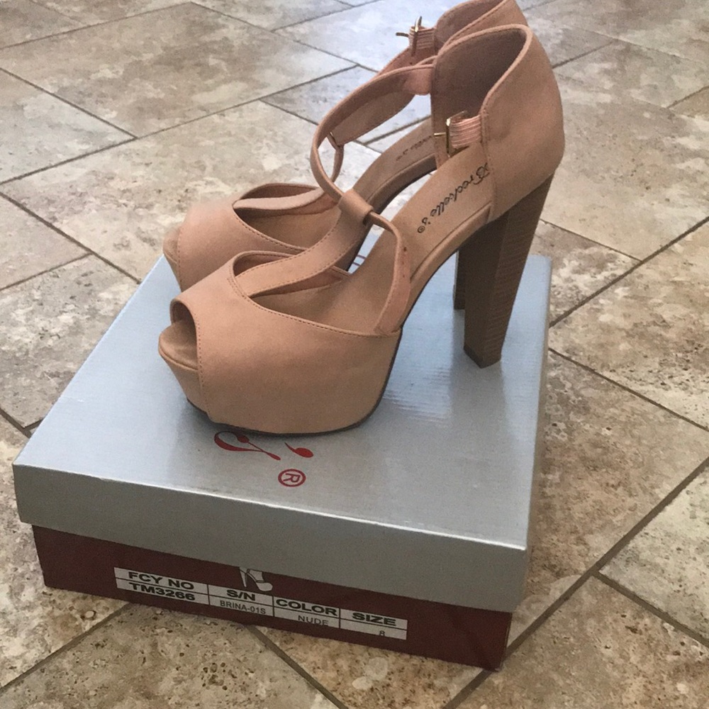 Nude Heels Size: 8